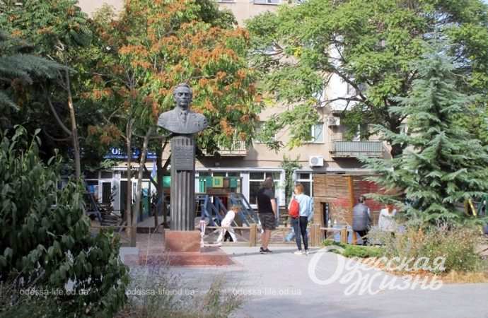 Одесса в октябре, на бульваре Жванецкого