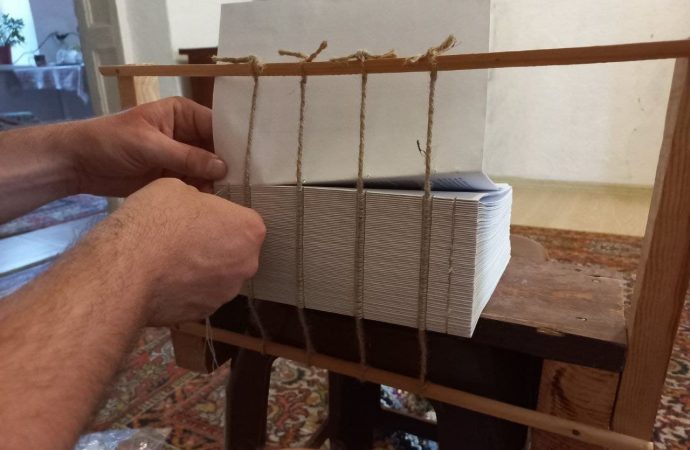 Процесс сшивания книги