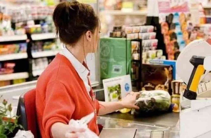 «Нет сдачи»: вправе ли кассир супермаркета отказаться брать крупные купюры?