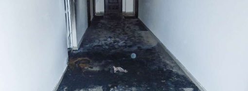 В коридоре одесской многоэтажки жгли шину: что произошло (фото)