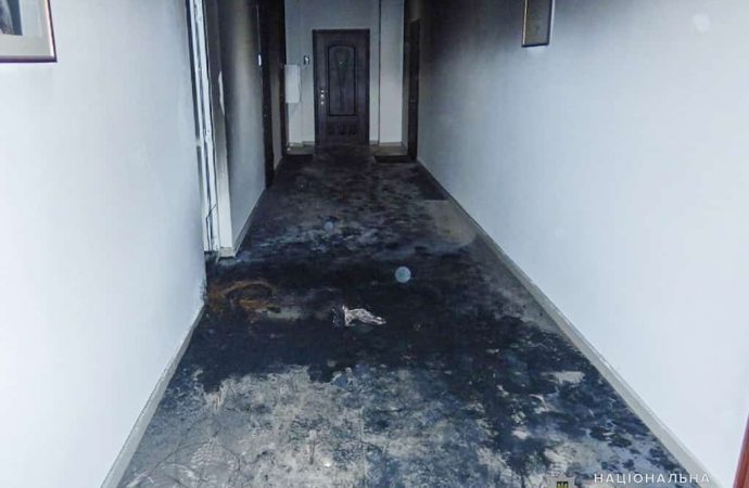 В коридоре одесской многоэтажки жгли шину: что произошло (фото)