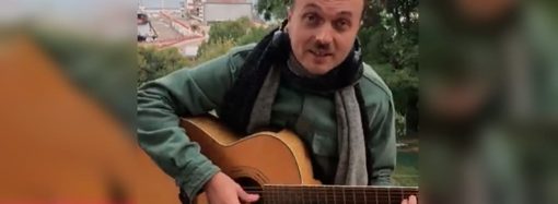 Відомий одеський музикант заспівав пісню про нічні обстріли та згорілий Морвокзал (відео)