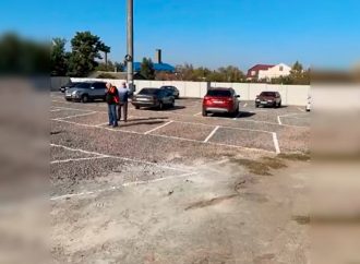 У місті на Одещині відкрили парковку з “одноразовою” розміткою (відео)