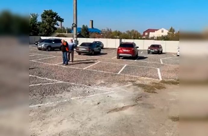 У місті на Одещині відкрили парковку з “одноразовою” розміткою (відео)