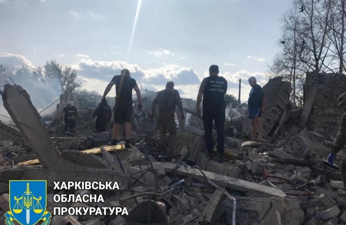 Під час обстрілу села на Харківщині загинули десятки людей (фото 18+)