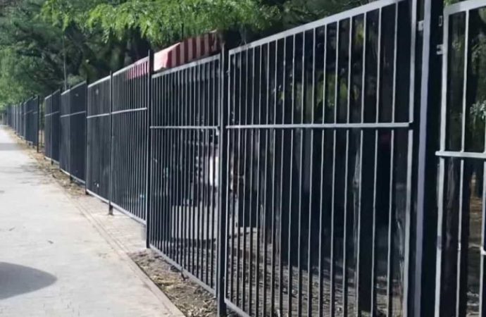 Старинный одесский парк огораживают забором: уже есть первые пострадавшие