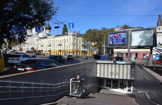 В Одессе отремонтировали электрические подъемники: где людям с инвалидностью облегчили передвижение (фото)