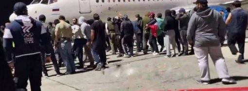В Махачкале исламисты и антисемиты захватили аэропорт: там приземлился самолет из Израиля (фото, видео)