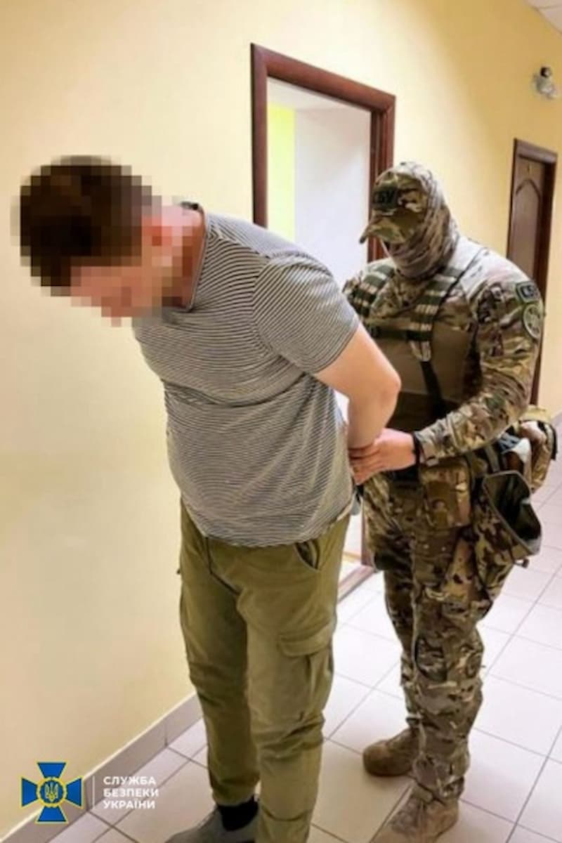 У российского агента руки за спиной в наручниках