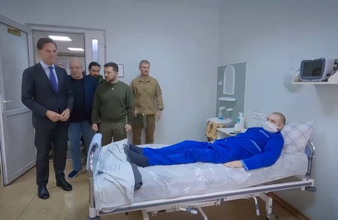 Зеленский посетил одесский госпиталь и наградил раненых бойцов (видео)