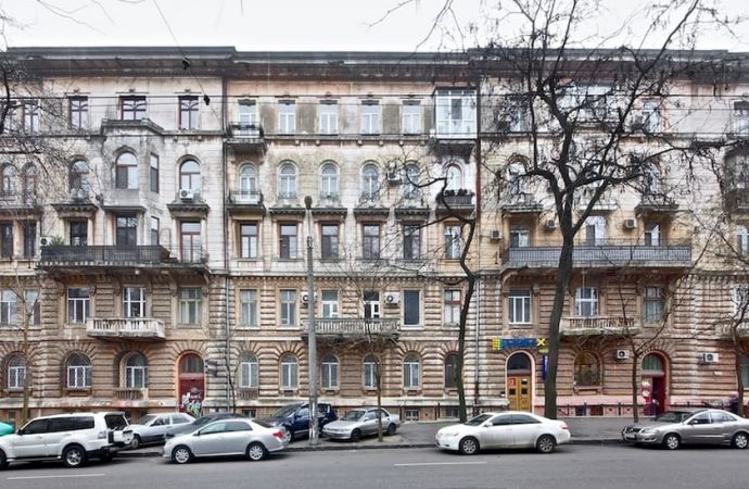 здание углу улиц Успенской и Осипова