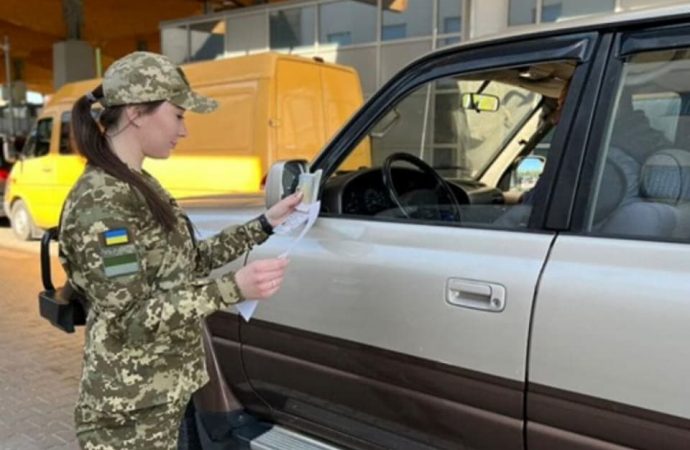 Военнообязанным мужчинам могут разрешить выезжать из Украины: какие условия