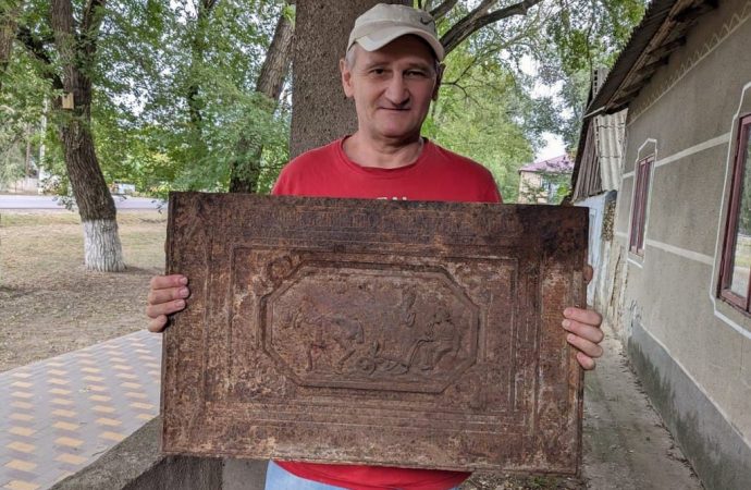 Старовинну знахідку у власній печі знайшов житель селища Сарата