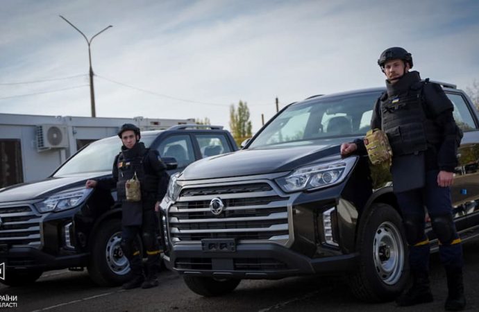 Позашляховики та спецтранспорт: одеські піротехніки їздитимуть на нових авто