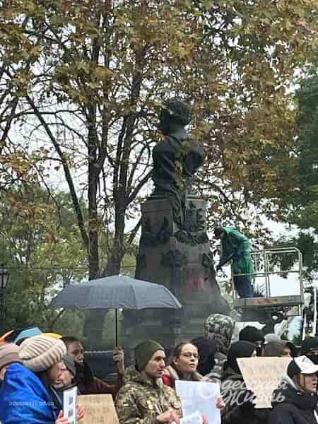 Отмывают памятник Пушкину и идет акция протеста
