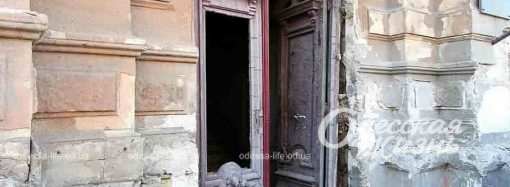 Одесские мастера спасут старинные двери, пострадавшие во время «прилета» по Софиевской (фото)