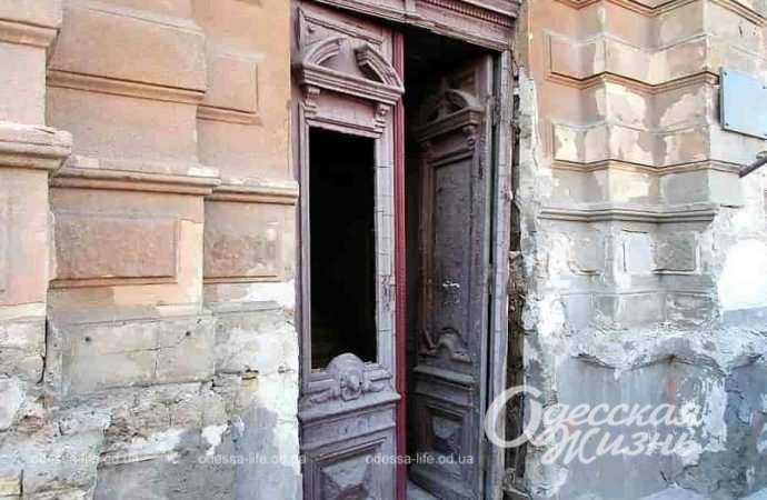 Одеські майстри врятують старовинні двері, які постраждали під час прильоту по Софіївській (фото)