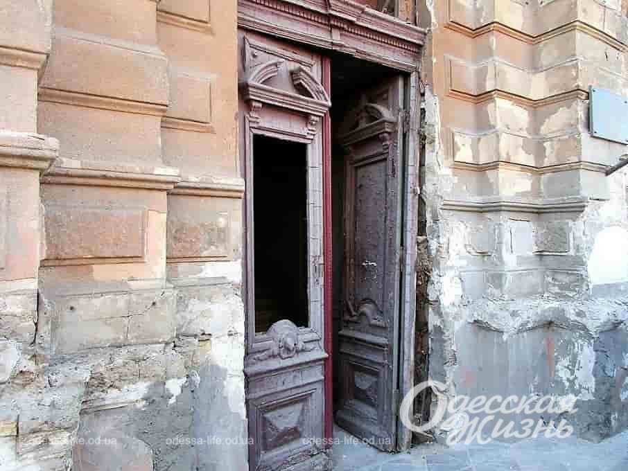 От "прилета" в Одессе пострадали старинные двери