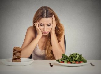 Знімаємо стрес: що потрібно їсти, а від чого краще відмовитись