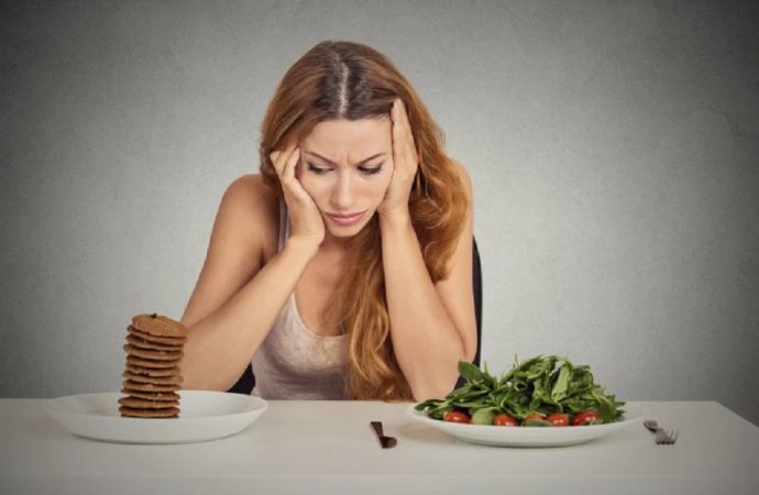 Знімаємо стрес: що потрібно їсти, а від чого краще відмовитись