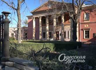 Вирва посеред дороги та понівечена пам’ятка архітектури: Одеса після обстрілів (фоторепортаж)