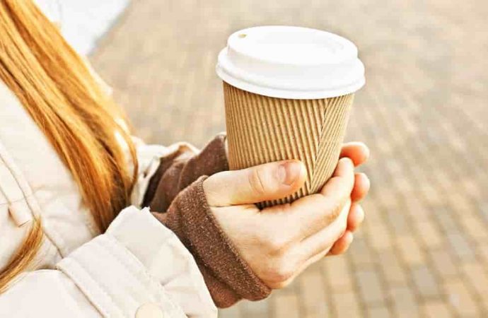Бумажные стаканчики для кофе могут быть опасными: о чем предупреждают ученые