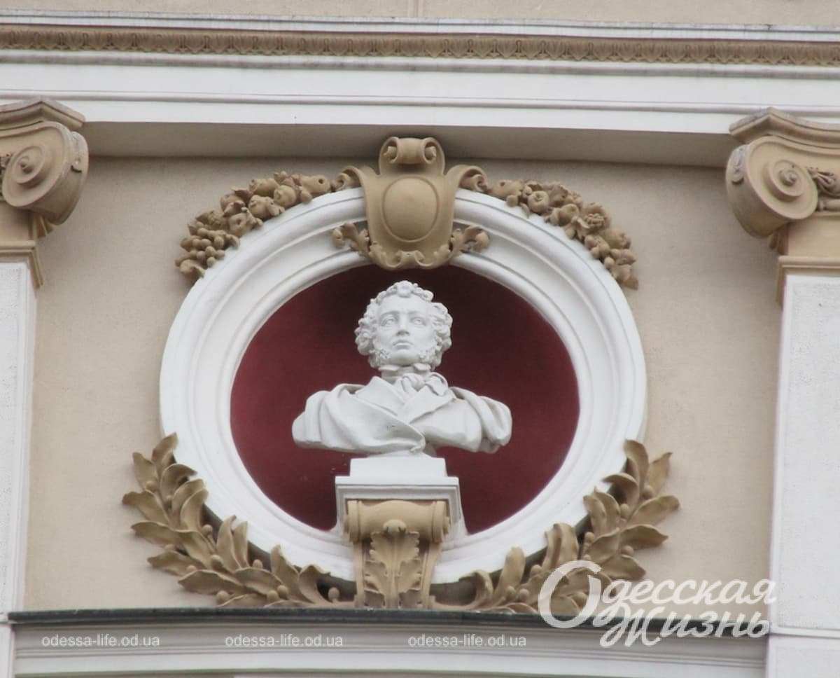 Бюст Пушкіна на фасаді Одеського національного театру опери та балету