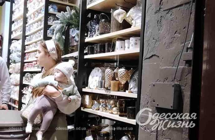 Новогоднее настроение в одесских магазинах-3