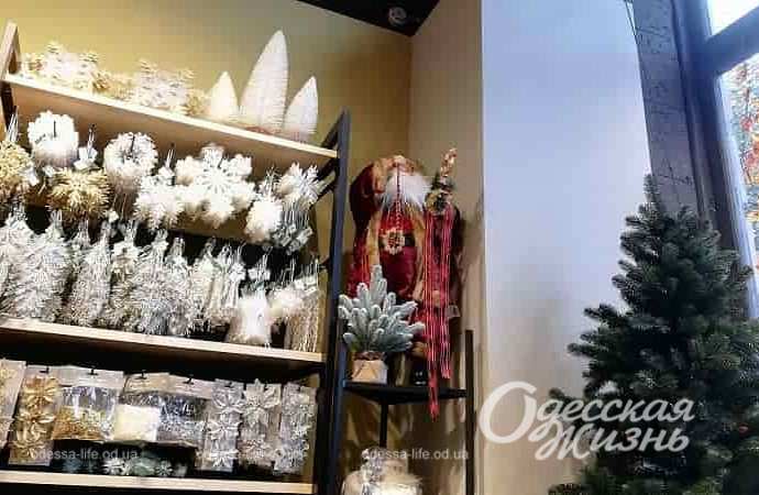 Новогоднее настроение в одесских магазинах-11