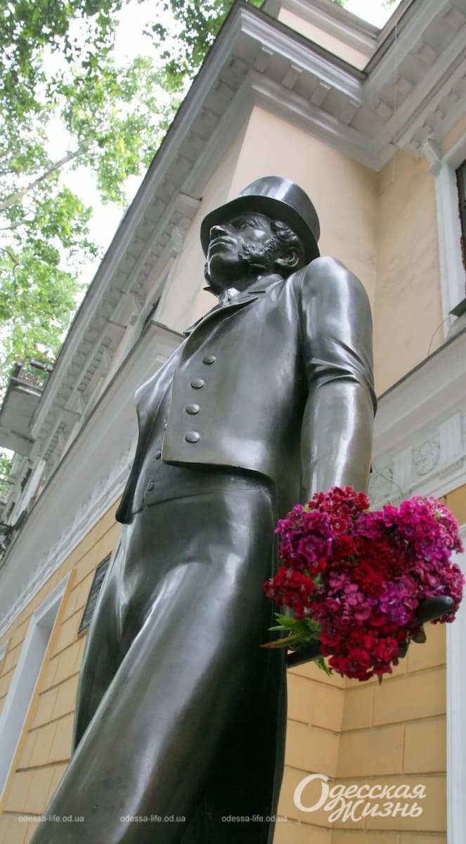 Пам'ятник Пушкіну на вул. Пушкінській поруч з музеєм
