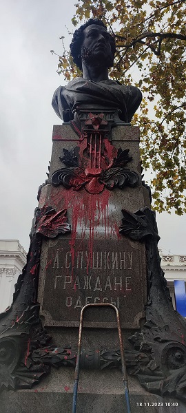 В Одессе залили краской Пушкина