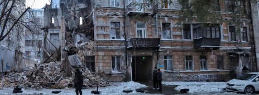 В разрушенном доме на Базарной продолжают жить люди: как власти решают проблему