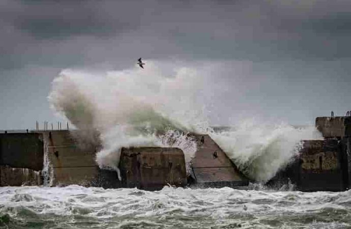 Шторм у берегов Одессы