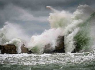 Як штормить Чорне море: одеський фотограф показав чарівні кадри (фото)