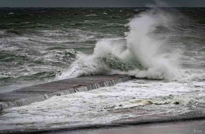 Море штормит