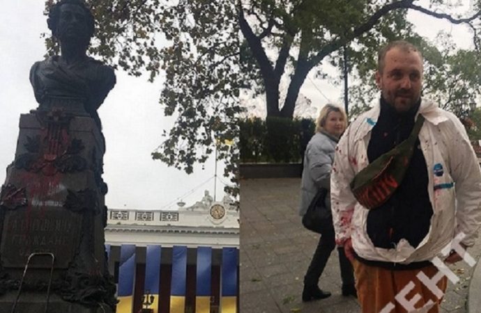 «Кровавый» перформанс у памятника Пушкину устроил одесский художник (видео)