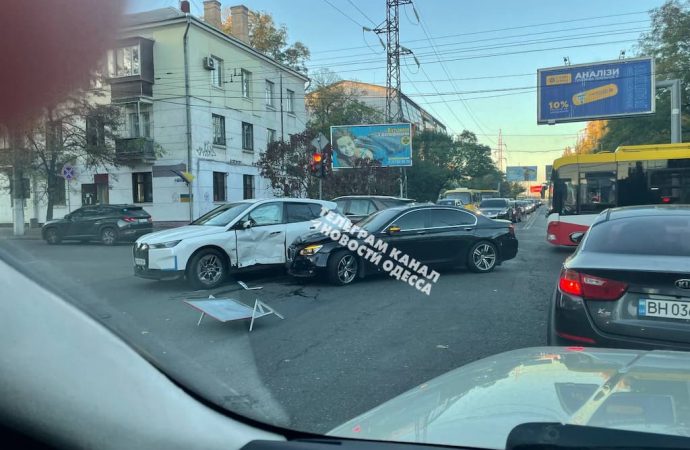 В годину пік рух транспорту на одній з вулиць Одеси зупинився: причини
