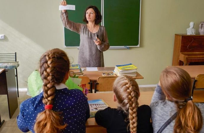 В Украине поднимут зарплату учителям: когда и на сколько