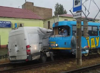 В Одесі зіткнулися бус “Нової пошти” та трамвай: зупинено рух двох маршрутів