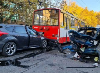На Таирова столкнулись троллейбус, Ford и Mazda: есть пострадавшие