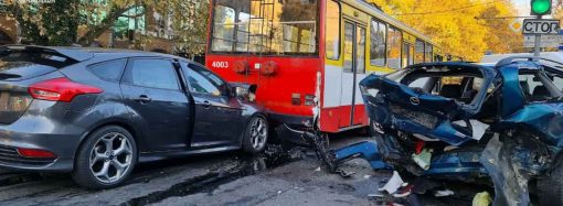 На Таирова столкнулись троллейбус, Ford и Mazda: есть пострадавшие
