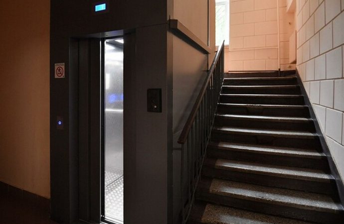 Пішки сходами: хто мінятиме сотні давно зношених ліфтів в одеських будинках