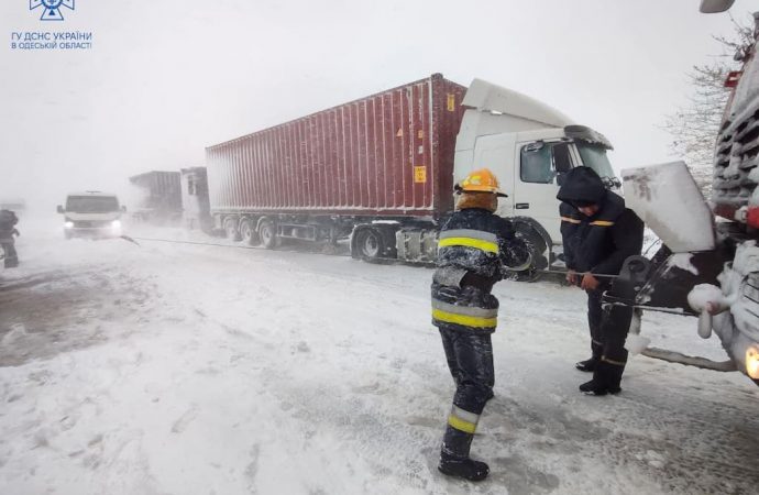 рятувальники на дорогах