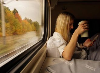Завтра из Одессы отправится первый поезд с женскими купе: куда женщинам путешествовать безопасно