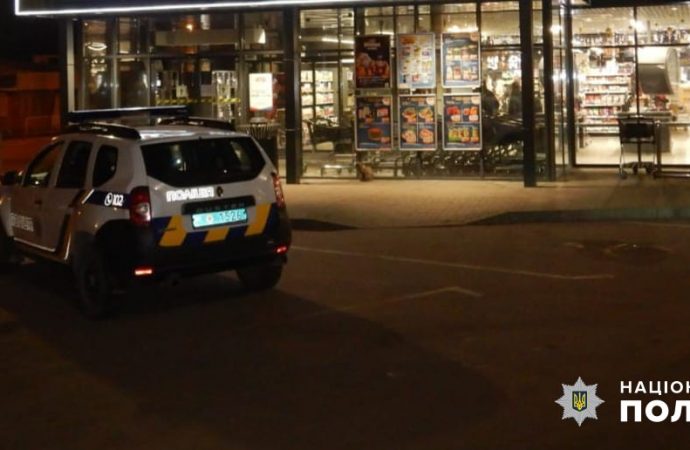 В одесском супермаркете житель Днепра получил удар ножом в живот