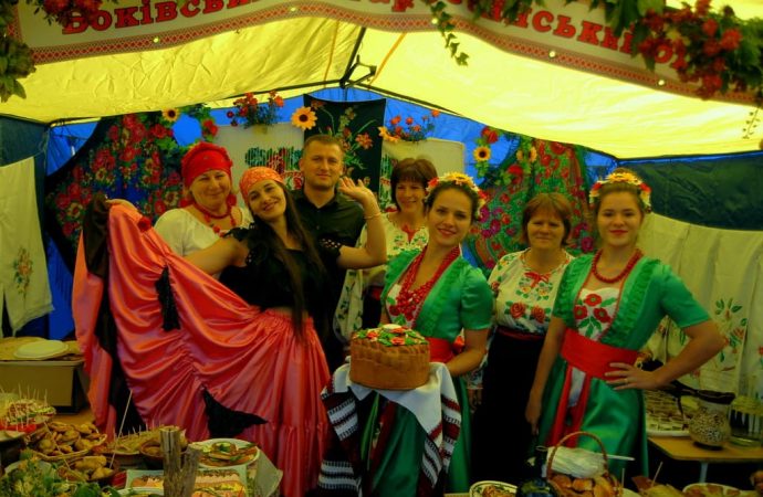 Готовят гомбовцы и прогоняют кутью: рождественские традиции в селе Боковое