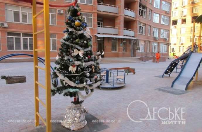 Елка во дворе ЖК на Молдаванке