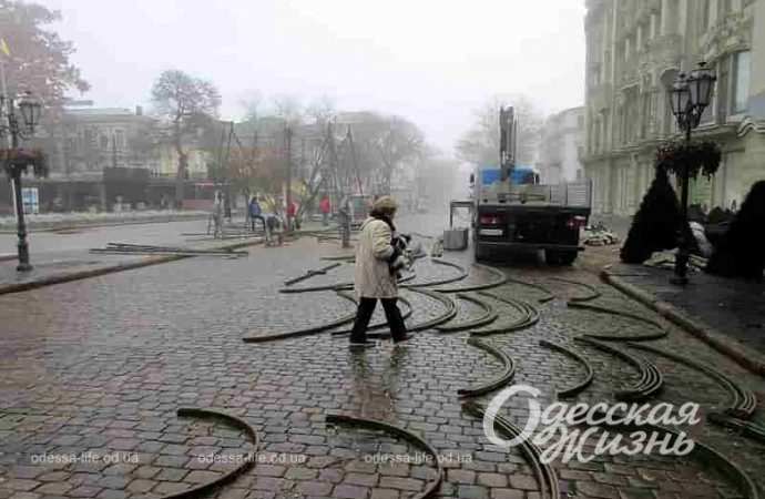 Монтаж новогодней елки в Одессе