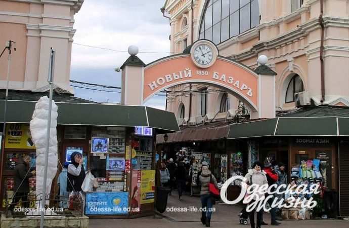 Одеський Новий базар під кінець року: тривога, цукеркова валіза та пошуки зеленого Дракона