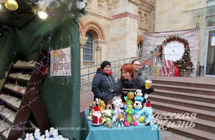 Рождественская ярмарка в одесской Кирхе, у лестницы